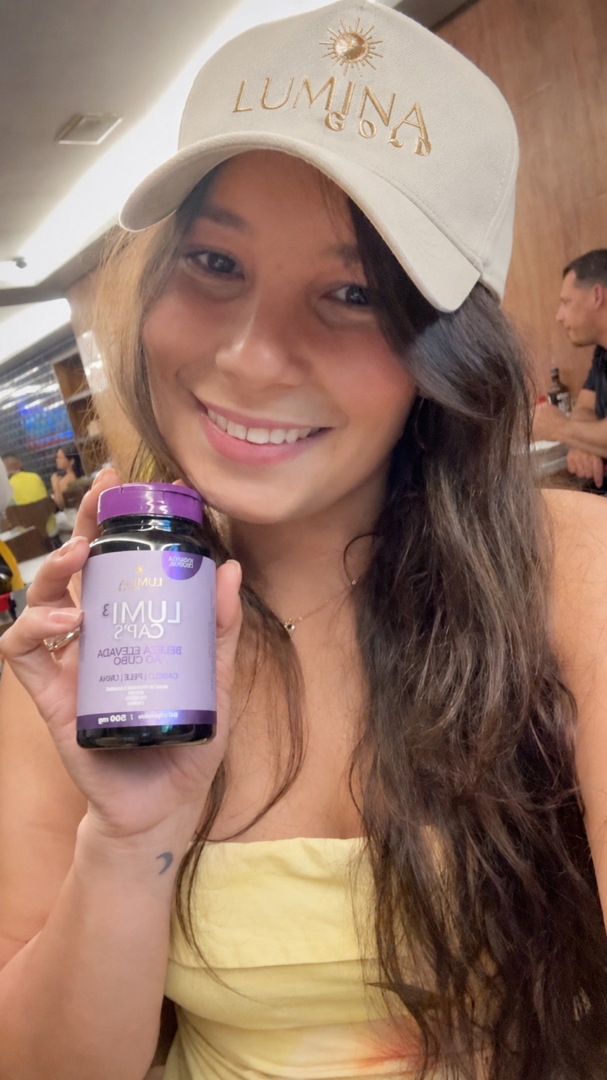 Cliente com Lumi³ Caps e boné Lumina Gold