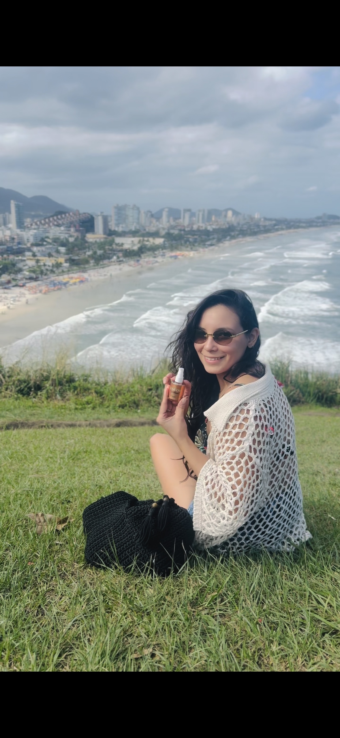 Cliente com Lumi Oil Equilibrium em um momento ao ar livre