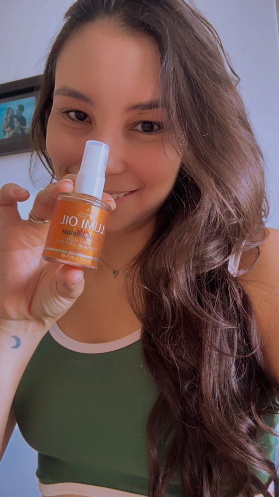 Cliente mostrando Lumi Oil Equilibrium em sua rotina